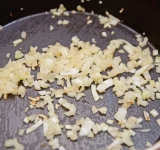 Лук очистите и мелко порежьте, обжарьте на сковороде на растительном масле на среднем огне в течении 3-4 минут до мягкости.	