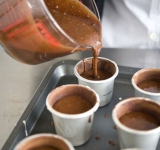 Полученную массу разлейте по формочкам, оставляйте сверху свободное пространство (около 1 см). Поставьте в духовку на 10-12 минут. Кекс начнет отходить от боков формочки, а сверху покроется плотной корочкой.
Вытащите из духовки и охладите около 15-20 минут. Приятного аппетита!
* Что такое паровая баня
Возьмите две кастрюли: одну побольше, другую поменьше (маленькая кастрюля должна вставляться в первую и держаться в ней). В большую кастрюлю налейте воду, поставьте на газ, а в маленькую засыпьте шоколад и поставьте ее в большую (маленькая кастрюля не должна прикасаться с водой). В большой кастрюле вода начнет нагреваться и испаряться (на пару шоколад будет растапливаться).