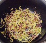 Обжарьте лук на сковороде на сливочном масле на среднем огне в течении 5-6 минут.