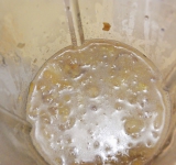 Лук с картофелем измельчите в блендере и поставьте охлаждаться в холодильник.
Перред подачей добавьте в суп сливки, перемешайте и подавайте в холодном виде с яйцом и гренками.
Приятного аппетита!