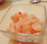 В кипящую подсоленную воду забросьте очищенные креветки и варите 2-3 минуты после повторного закипания воды. После слегка охладите.