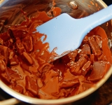 Шоколад разломайте на небольшие кусочки и растопите вместе со сливочным маслом, перемешайте до однородной консистенции.	