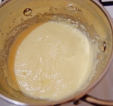 Полученную массу залейте в кастрюлю, поставьте на слабый огонь и готовьте, постоянно помешивая, до загустевания массы (примерно 3-5 минут).	