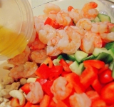 Смешайте все ингредиенты для заправки и хорошо перемешайте.
Залейте ингредиенты заправкой, перемешайте и подавайте.
Приятного аппетита!
Совет:
Орехи можно слегка обжарить на сковороде и порезать пополам.