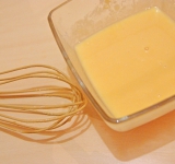 Шоколад поломайте на небольшие кусочки и положите в миску. Залейте шоколад получившейся молочной смесью, перемешайте до растворения шоколада и взбейте до однородной консистенции.  
Полученную массу разлейте по сервировочным блюдам и поставьте в холодильник до затвердевания.  
Перед подачей украсьте ягодами.  
Приятного аппетита!	