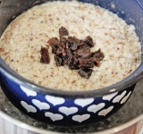 Гречку верните в кастрюлю, залейте 200 мл воды и добавьте масло с солью, сахаром. Накройте крышкой и готовьте на среднем огне, пока не выкипит жидкость (около 7 минут). Периодически открывайте крышку и перемешивать гречку. 
Затем в гречку добавьте сливки и чернослив, перемешайте и поставьте на паровую баню на 7-10 минут (кастрюлю накрыть крышкой) или в духовку на такое же время. 
Кашу разложить по тарелкам и сверху посыпать измельченным грецким орехом.  
Приятного аппетита!	