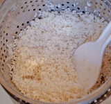 Тщательно промойте рис, отбросьте на дуршлаг и избавьтесь от лишней жидкости. В кастрюле доведите до кипения подсоленную воду (2 стакана), забросьте рис, масло и щепотку соли, готовьте на умеренно среднем огне до почти полного испарения жидкости (около 8-10 минут).	