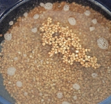 Засыпьте гречку в кастрюлю, залейте примерно 500 мл воды, поставьте на плиту на сильный огонь, доведите до кипения, убавьте огонь до среднего положения и варите 5 минут. Затем откиньте гречку, промойте под холодной водой, а затем максимально возможно осушите. Так мы избавимся от горечи.	