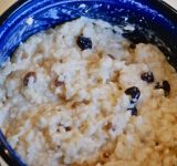 В рис добавьте получившийся соус, перемешайте, накройте крышкой и поставьте в духовку (150-160 градусов) или на паровую баню на 10 минут.  
Приятного аппетита!	