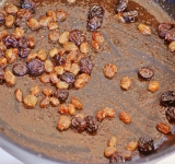 Изюм залейте теплой водой или зеленым чаем на 7-10 минут, затем обсушите изюм. В небольшой кастрюльке или сотейнике растопите мед, добавьте апельсиновый сок, изюм и корицу, перемешайте и готовьте на слабом огне в течении 1-2 минут.	