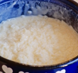 Добавьте в рис теплое молоко, сахар и ванильный сахар, накройте кастрюлю крышкой, убавьте до минимума огонь и готовьте 5 минут. Снимите с плиты.	