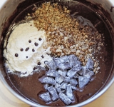 Затем добавьте орехи, просеянную муку и оставшийся шоколад.	