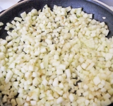 Добавьте яблоки и готовьте еще 5 минут.	