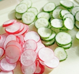 Рыбу очистите от кожуры и костей и порежьте на крупные кусочки. 
Редис и огурец порежьте на тонкие кружочки.	