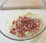 Половину обжаренного бекона измельчите, добавьте к яблокам и перемешайте.  
На хлеб намажьте масло, положите лист салата, сверху столовую ложку яблочно-беконной смеси. Наверх положите кусочек бекона и украсьте зеленью.  
Приятного аппетита!	