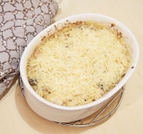 Переложите все в жаропрочную емкость и поставьте в духовку на 15 минут.  
Вытащите из духовки, посыпьте натертым сыром и верните в духовку на 10 минут.  
Подавайте в горячем виде.  
Приятного аппетита!	