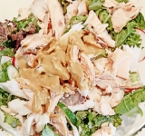 К овощам добавьте салат, рыбу, заправку и перемешайте.  
Приятного аппетита!	