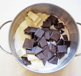 Шоколад поломайте на маленькие кусочки, масло порежьте на небольшие кусочки.	