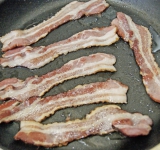Бекон обжарьте на среднем огне до хрустящего состояния (около 3 минут). Затем обсушить от лишнего жира на бумажных полотенцах.	