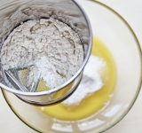 Просейте муку и перемешайте с сахаром, корицей, яйцами и молоком до однородной консистенции.	