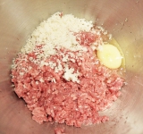 Мясо измельчите в мясорубке, добавьте измельченный белый хлеб, яйцо, соль и перец и перемешайте.	