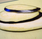 Баклажан порежьте на длинные тонкие ломтики толщиной около 0,5 см.	