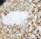 Лук обжарьте на сковороде на сливочном масле на среднем огне в течении 3 минут. Добавьте грибы и готовьте еще 5 минут. Добавьте муку, перемешайте и готовьте 1 минуту.	