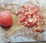 Помидоры очистите от кожицы и порежьте на средних размеров кусочки.	