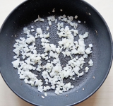 Лук очистите и мелко нарежьте, обжарьте на сковороде на растительном масле на среднем огне до золотистости 4 минуты.	