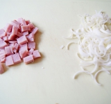 Ветчину нарежьте на кубики по 1 см. Лук нарежьте на полукольца.	