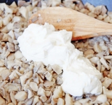 Добавьте сметану, перемешайте и готовьте 3 минуты.	