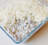 Полученную массу переложите в жаропрочную емкость, посыпьте сверху сыр и поставьте в духовку на 10 минут.  
Приятного аппетита!	