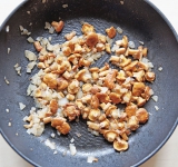 Грибы порежьте на средних размеров кусочки, добавьте к луку и готовьте еще 5 минут.	