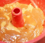 Выложите в форму для торта по очереди сначала светлое, а затем темное тесто. Должно получиться тесто, напоминающее узор мрамора. Поставьте в духовку примерно на 35 минут до готовности. Готовность проверьте с помощью зубочистки (воткните и вытащите, если зубочистка сухая, то торт готов). Охладите на решетке.  
Приятного аппетита!	