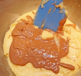 Растопите шоколад и добавьте его в одну часть теста, хорошо перемешайте, чтобы тесто было однородное.	