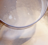 Просейте в массу муку с солью и разрыхлителем. Перемешайте хорошо и разделите тесто на две одинаковые части (супер точность не важна).	