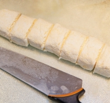 Скатайте тесто в рулет толщиной около 4 см. Разрежьте на части.