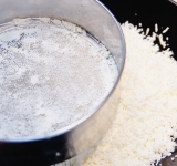 Творог пропустите через мясорубку или используйте сито.