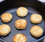 Обжарьте сырники на сковороде на растительном масле на слабом огне с двух сторон до золотисто-коричневой корочки.
Приятного аппетита!
Если есть время, поставьте минут на 5-10 в духовку (180 градусов). Сырники станут пышными.