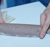 Выложите массу на бумагу для выпекания, заверните в рулет (диаметром около 4-5 см) и поставьте в холодильник или морозильник до затвердевания (не сильного).	