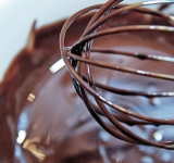 Растопите 50 г темного шоколада с маслом.	