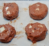 Порежьте шоколадный рулет на кусочки толщиной около 1 см и выложите на противень с бумагой для выпекания (оставляйте расстояние между кусочками) и поставьте в духовку на 10 минут.  
Охладите на решетке. Приятного аппетита!	