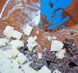 Белый шоколад и оставшийся темный порежьте на средних размеров кусочки и добавьте в получившуюся смесь. Перемешайте.	