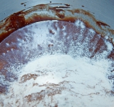 Шоколадную массу перемешайте с яичной и просейте туда муку. Тщательно перемешайте.	