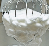 Белки взбейте с щепоткой соли до плотных пиков.	