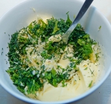 В масло добавьте чеснок и зелень, тщательно перемешайте. Сформируйте масло в форме цилиндра и заверните в пищевую пленку. Уберите в холодильник.  
Приятного аппетита!	