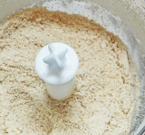 Миндаль забросьте в кипящую воду и варите 1 минуту. Затем отбросьте миндаль в дуршлаг и слейте воду. Очистите миндаль от кожицы (просто надавите на него и кожица сама сойдет). Выложите миндаль на противень (одним слоем) с бумагой для выпекания и поставьте в духовку на 5 минут.	