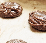 Полученную смесь выложите в кулинарный мешок и сформируйте на противне с бумагой для выпечки небольшие комочки. Оставьте на 30 минут (чтобы образовалась небольшая корочка). Поставьте в духовку на 12-15 минут.	