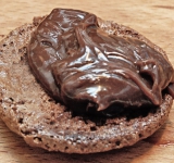 Приготовление начинки: растопите шоколад вместе с маслом. Начинку положите на одно печенье, накройте вторым и слегка надавите. Поставьте в холодильник. 
Приятного аппетита!	