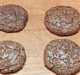 Печенье должно быть хрустящее сверху и мягкое внутри.  
Достаньте печенье и охладите.	